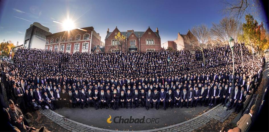 Thousands of Chabad-Lubavitch emissaries gather in front of Chabad-Lubavitch world headquarters. (Photo: Mendel Grossbaum for Chabad.org)