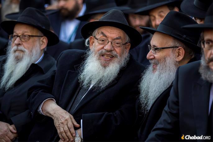 Rabbi Shimon Lazaroff, center, of Houston converses with Rabbi Yisroel Spalter, of Weston, Fla., right. (Photo: Mendel Grossbaum / Chabad.org)