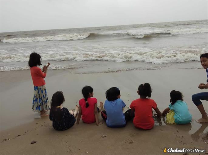  “We wanted our son to have a strong connection to his Jewish roots,” says parent Chen Jacobs. Students of Jewish Academy at Mumbai&#39;s water front.