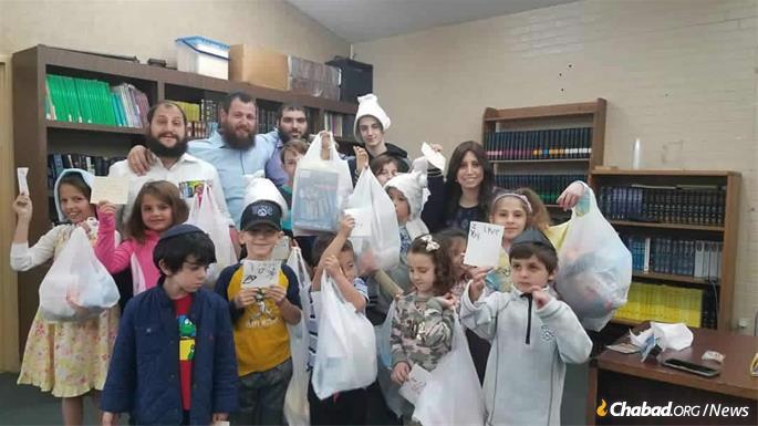 Students of the Ryzman Family Hebrew School make care packages for kids effected by the Woolsey Fire.