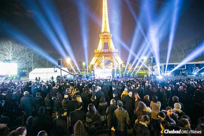 Thousands turn out for the grand public menorah-lighting in Paris.