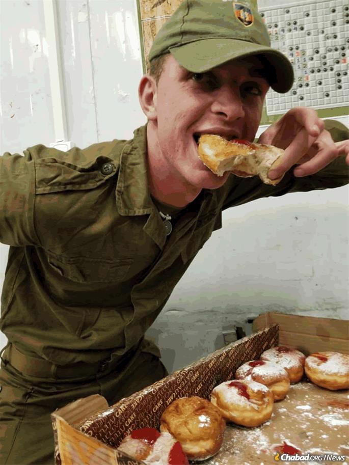 Yeshivah students distributed “sufganiyot,” or jelly doughnuts, to each and every soldier.
