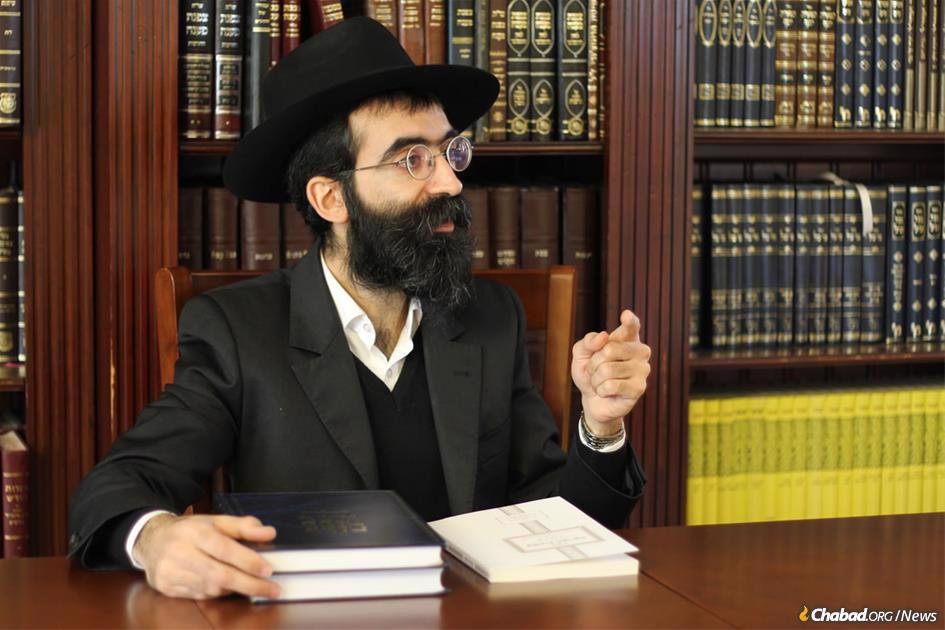 Rabbi Binyomin Bitton has made it one of his life’s works to unravel and simplify the depths of the Rogachover Gaon’s often inscrutable insights, and share those gleanings with the world. (Photo: Or Koren)