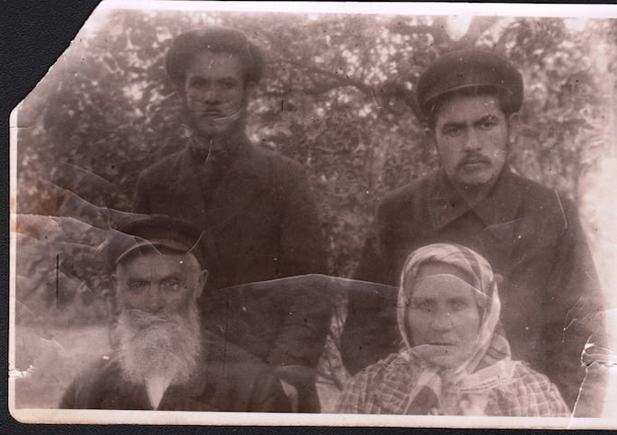 Bottom: Grandfather Mendel Hillel Gansburg, his wife Sarah, and his sons Yankel and Yitzchak Gansburg.