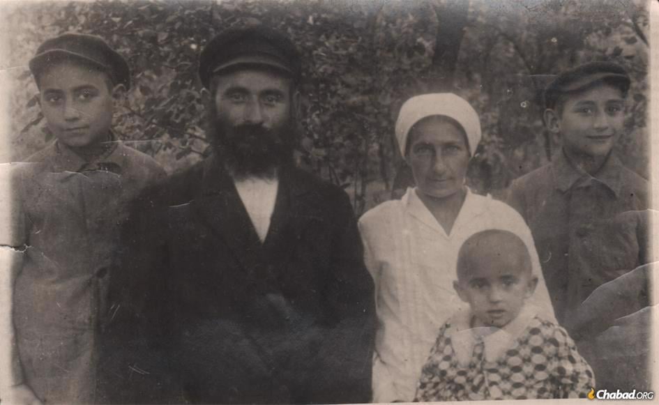 L-R: Yitzchak Gansburg, R' Yosef Gansburg, Hinda Gansburg, Sholom Ber Gansburg, and the baby Chaya, all of Haditch. R' Yosef was a dedicated Lubavitcher Chassid who also cared for the burial place of Rabbi Schneur Zalman of Liadi, the founder of the Chabad-Lubavitch movement. They were all killed by the Nazis in 1940–41.