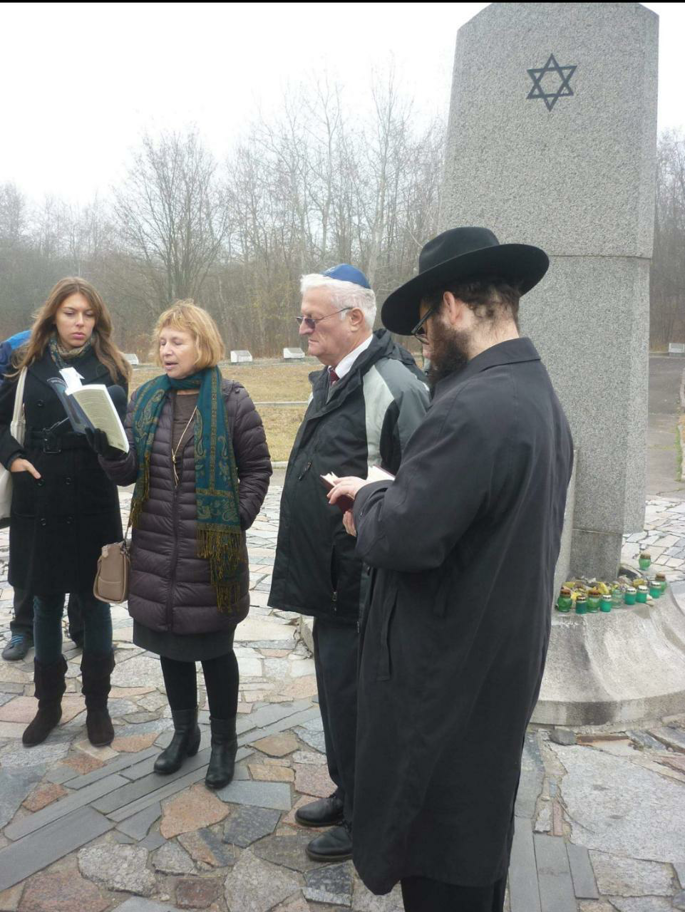 הרב שניאורסון, שליח חב"ד ברובנא, אוקראינה, בטקס אזכרה לנרצחי