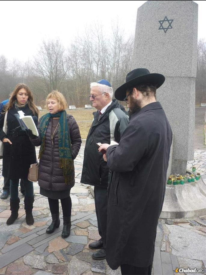 Oz-Salzberger reads at a memorial for the murdered Jews of Rovna.