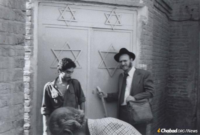 Когда раввины Шолем‑Бер Гехт и Герцель Иллулян впервые приехали в Тегеран в августе 1978 года, они надеялись установить формальные контакты между Хабадом и иранской еврейской общиной. Последнее, о чем они думали, – это революция и беженцы. Гехт (справа) у ворот тегеранской синагоги.Фото: NCFJE