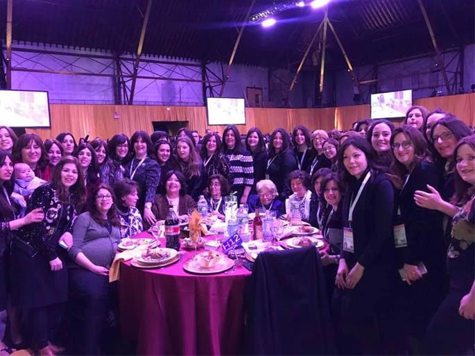 Na mais recente Conferência Mundial de Emissárias de Chabad acompanhada por algumas de suas filhas, netas e bisnetas que servem comunidades em todo o mundo