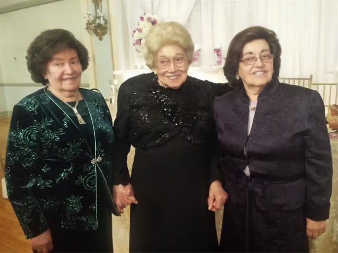 Com suas irmãs Rosa Morosov [esquerda) e Rochel Levin [direita)