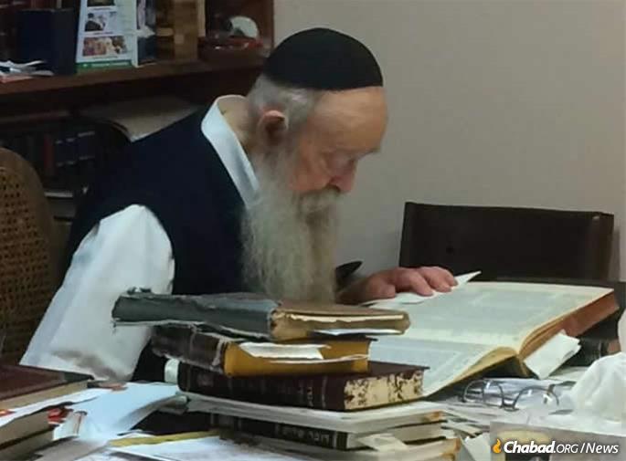 Rabbi Serebryanski studying the Talmud.