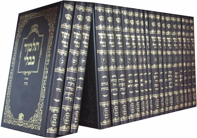 Un set complet du Talmud de Babylone. (Photo: Wikimedia) - Illustration par Rivka Korf Studio