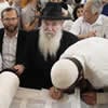 Moscow Synagogue Donates Torah to Struggling Tel Aviv Yeshivah