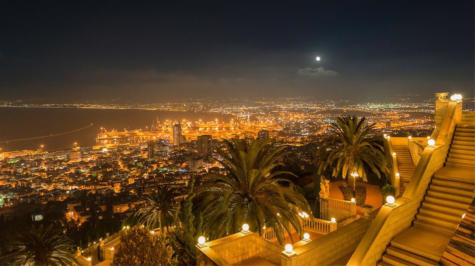 A terceira maior cidade em Israel (depois de Jerusal&#233;m e Tel Aviv), a reputa&#231;&#227;o de Haifa como uma “cidade de trabalho” destaca-se por suas lindas paisagens noturnas do topo do Monte Carmel, bem como seus museus, praias e eventos culturais.