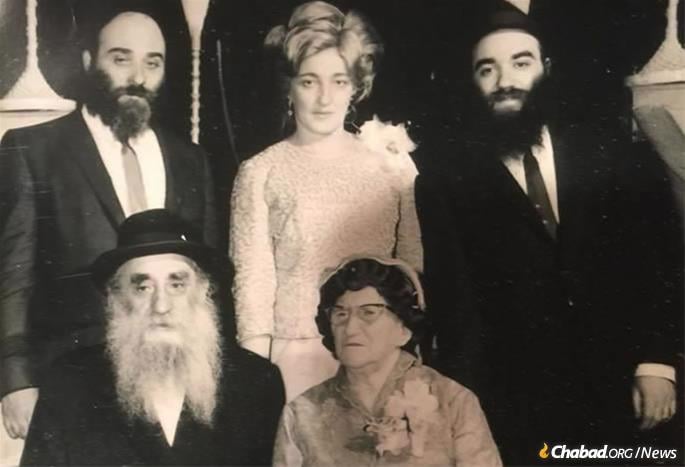 Mochkin was the fourth child of the legendary Chabad Chassid Reb Peretz and Henya Mochkin (seated).