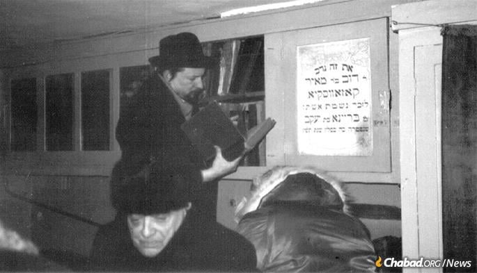 Rabbi Sholom Ber Levine, chief librarian of the Library of Agudas Chasidei Chabad, was one of four men sent to Moscow by the Rebbe to identify and retrieve the Lubavitch library held by the Soviet state. Here, he searches through books in the synagogue in Dnepropetrovsk.
