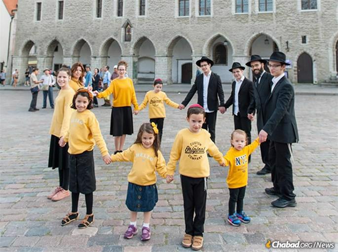 Rabbi Shmuel and Chana Kot, and family
