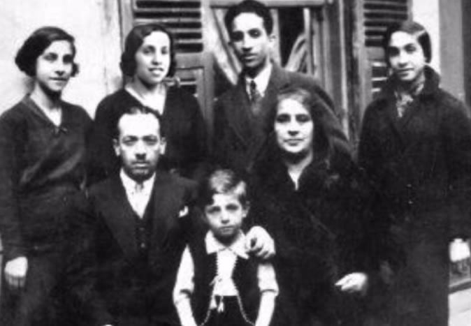 Meu avô, Isaac, (fila de trás, segundo à direita) com suas irmãs Stella, Lucha, e Sarina. Primeira fila: seus pais e o irmão mais novo, Dario, que sobreviveu e vive em Israel.