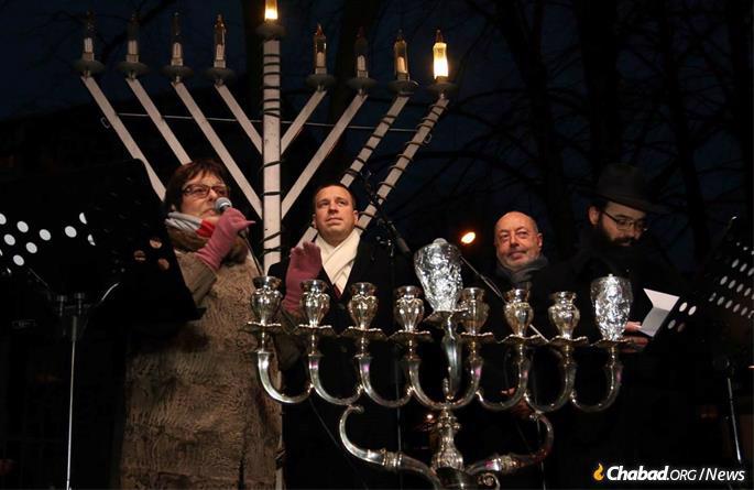 Alla Jakobson, Prime Minister J&#252;ri Ratas, Israeli Ambassador Dov Segev-Steinberg and Rabbi Kot at the annual public menorah-lighting.