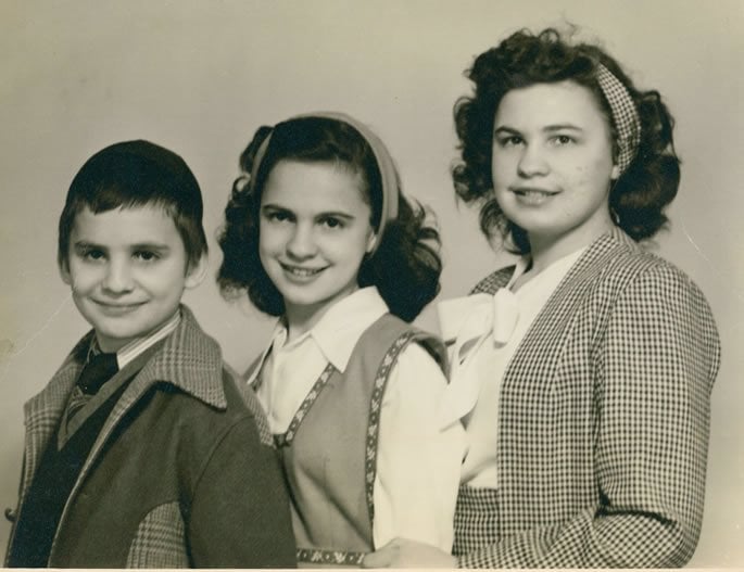 Sara (center) with her sister Chana Goldstein &amp; brother Yaakov Winter.