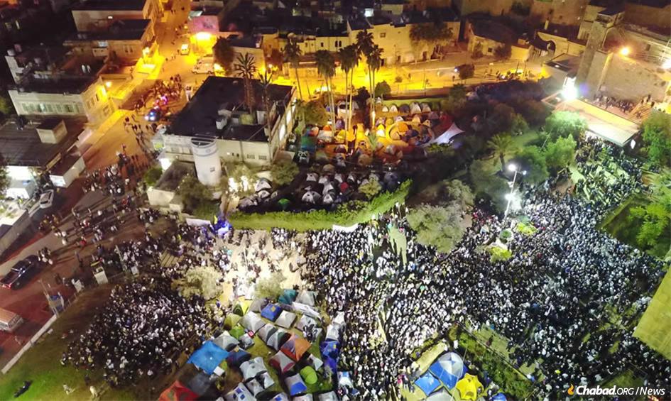 More than 6,000 guests will savor festive meals this Shabbat in the biblical city of Hebron. The annual gathering at the Cave of the Patriarchs is expected to draw 30,000 visitors over the weekend.