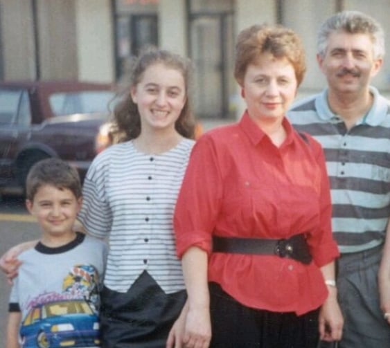 Estou com meus pais, Naum e Olga, e meu irm&#227;o Ilya no in&#237;cio de 1991 ao nordeste da Filad&#233;lfia onde muitos imigrantes russos se instalaram.