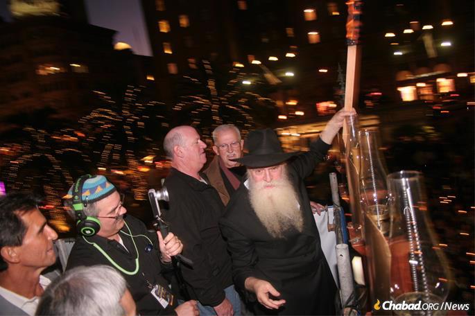 Rabbi Yosef Langer lights the giant menorah. (Photo: www.billgrahammenorah.org)