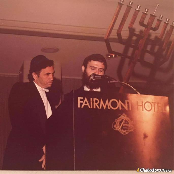 Rabbi Chaim Drizin presents a model of the giant menorah to Bill Graham. (Photo: Rabbi Chaim Drizin)