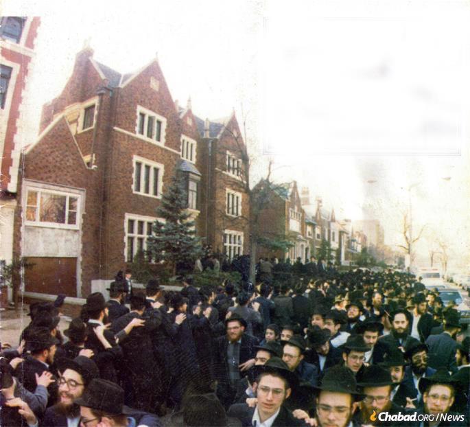 Jubilation on the streets of Brooklyn, N.Y., following the federal court ruling on Hei Tevet, the fifth of Tevet, which corresponded that year to Jan. 6, 1987. (Photo: Kfar Chabad Magazine)