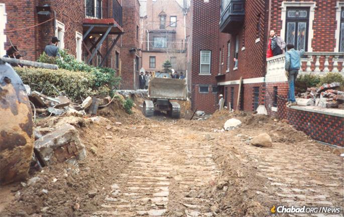 With the books back in place, the Library of Agudas Chassidei Chabad underwent a massive expansion, digging under the courtyard between the main building of 770 and the adjacent library building to create a new state-of-the-art library. (Photo: Library of Agudas Chassidei Chabad)