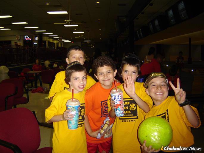 A young Seth Frydberg, right, with fellow Camp Gan Israel campers in 2005.