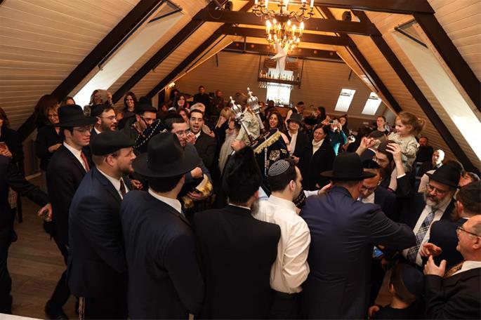 Celebrating the new Torah scroll (Photo: Gabriel Rutenberg)