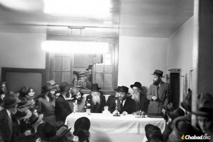 Farbrengen in the early years of the Rebbe's leadership. (Photo: JEM/The Living Archive)
