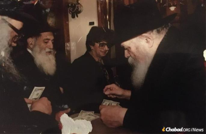 Shmuel Isaac and Miriam Popack receive a dollar and blessing from the Rebbe.