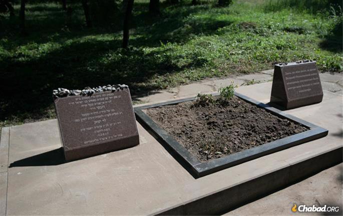 Local da vala comum onde o irmão do Rebe, DovBer, foi assassinado e enterrado pelos nazistas, no outono de 1941. (Foto: Jewish Educational Media)