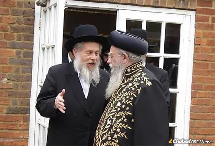 Rabbi Bakshi-Doron with Rabbi Yitzchak Meir Hertz, rosh yeshivah of the Yeshiva Gedola Lubavitch in London, England. (Photo: Yeshivah Gedolah Lubavitch)