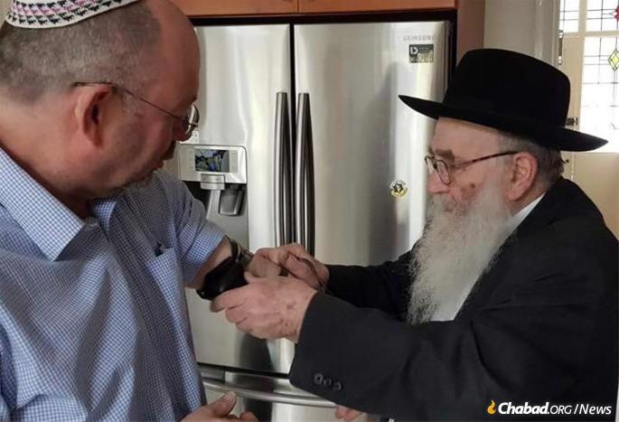 Whether laying tefillin with a fellow Jew, putting up a mezuzah on someone’s door or simply encouraging another with a smile and a kind word, Reb Mottel Chein was a man always on the move.