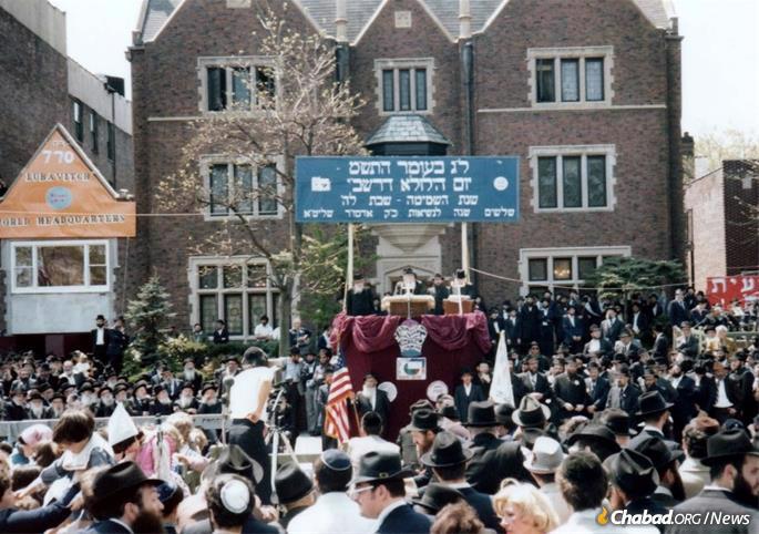 The Rebbe came out to the 1980 Lag BaOmer parade at 11:20 a.m., applauding the children as they recited the 12 Torah verses, delivering his talks and watching the floats pass by, remaining at the parade for around two hours.