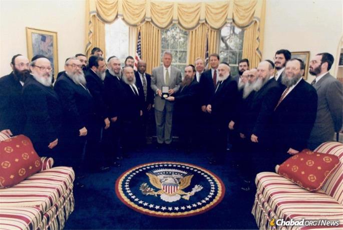 Rep. Lewis at the White House with President Bill Clinton, Vice President Al Gore and Chabad-Lubavitch leaders at the presentation of the Congressional Gold Medal honoring the Rebbe&#39;s leadership. (Credit: Bob McNeely/the White House).