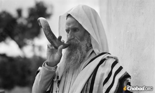 Um judeu iemenita toca o shofar (por volta de 1930).