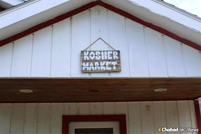 The kosher market features the Sandhauses’ famous homemade challah, chicken soup and baba ganoush. The market also sells hard-to-find classic kosher specialties: locally sourced smoked fish, old-fashioned pickles, rugelach and kosher meats.
