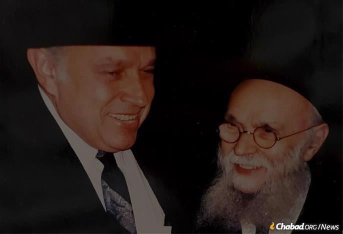 Hecht was close with many of the leading rabbinic figures of his day. Here, he is with Rabbi Avraham Yaakov Pam, rosh yeshiva of Yeshiva Torah Vodaas.