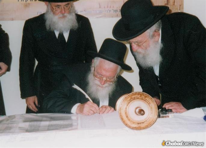 Rabbi Goldberg participating in the completion of the second Jewish Children&#39;s Torah Scroll.