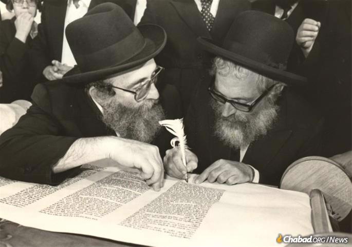 Throughout the years, Rabbi Goldberg took an active role in many Chabad projects. Here he is seen participating in the completion of the second Jewish Children&#39;s Torah Scroll.