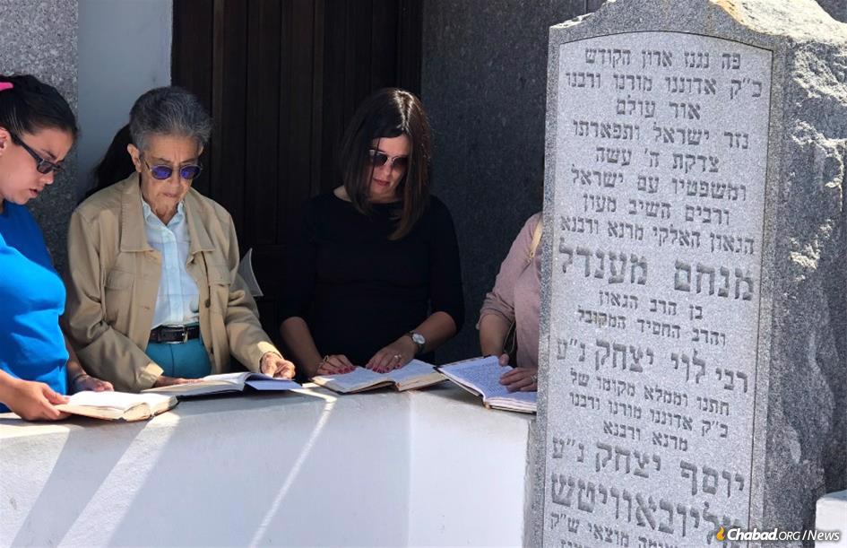 Legacy donor Susan Moss, second from left, at the resting place of the Rebbe.
