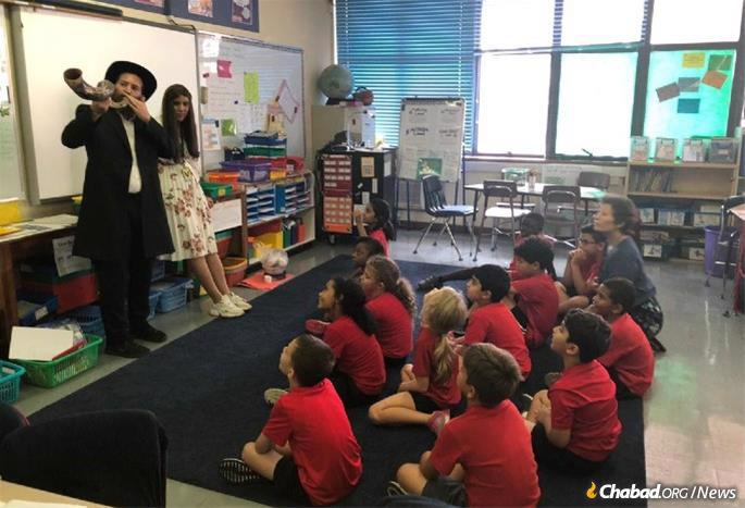 The Sternbachs teach about Rosh Hashanah in Chabad&#39;s new school.