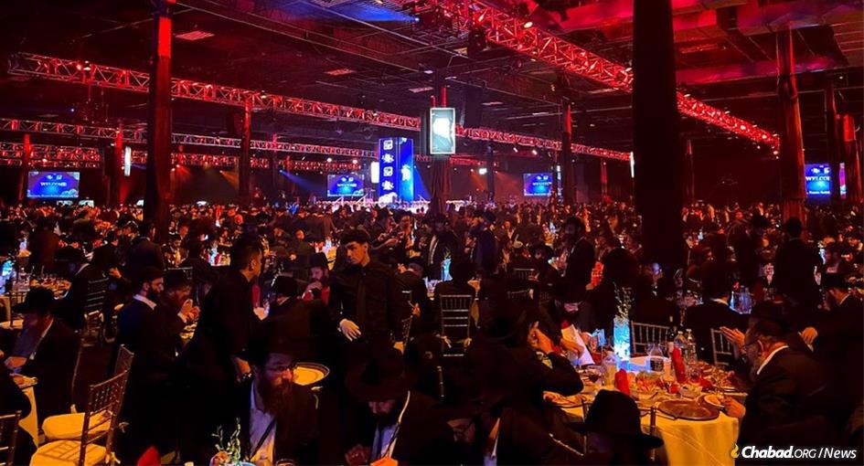 Thousands of rabbis and guests gathered together at last year's grand banquet. This year, even more will be getting together, albeit virtually. (File Photo: Mendel Konikov/Chabad.org)