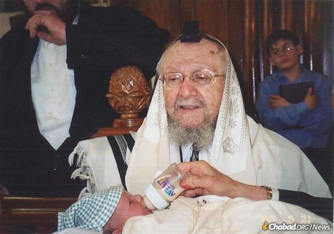 Rabbi Feinstein at a bris. (Photo: MTJ)