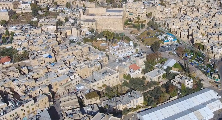 Each year, thousands gather in Hebron near the Cave of the Patriarchs (upper center) to mark parshat Chayei Sarah. With large gatherings forbidden this year, Chabad of Hebron has organized the broadcasting of a live event at 8 p.m. (Eastern Standard Time) from the field of Machpelah.
