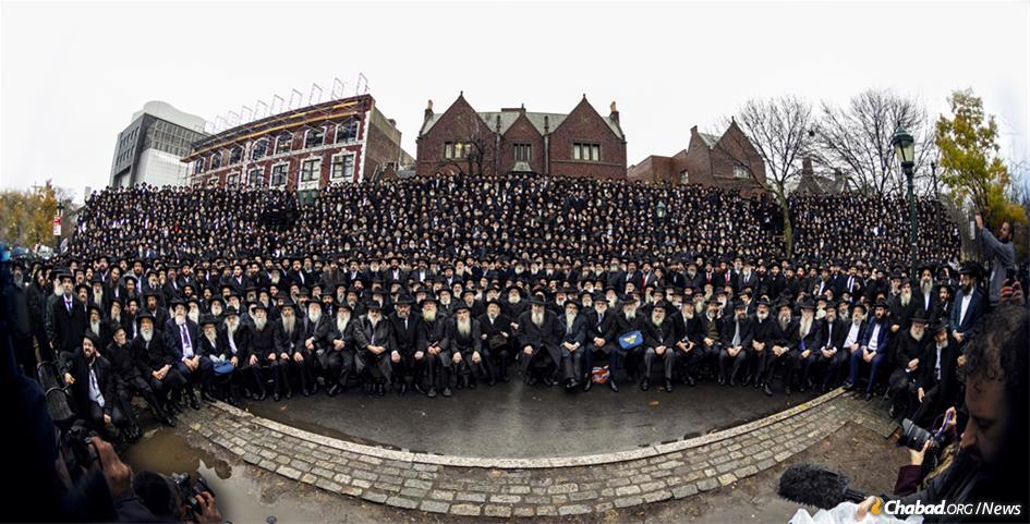 Thousands of Chabad-Lubavitch rabbis posed last year for the annual group photo. This year, thousands more will gather together, but in a virtual format due to the ongoing coronavirus pandemic. (Photo: Kinus.com)